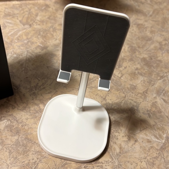 Useful stand for any cell phone or iPad / tablet - Picture 3 of 7